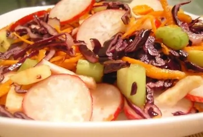 Красно-белый овощной салат с яблоком