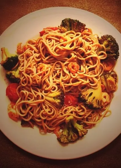 Гречневая лапша с креветками, брокколи и помидорами черри