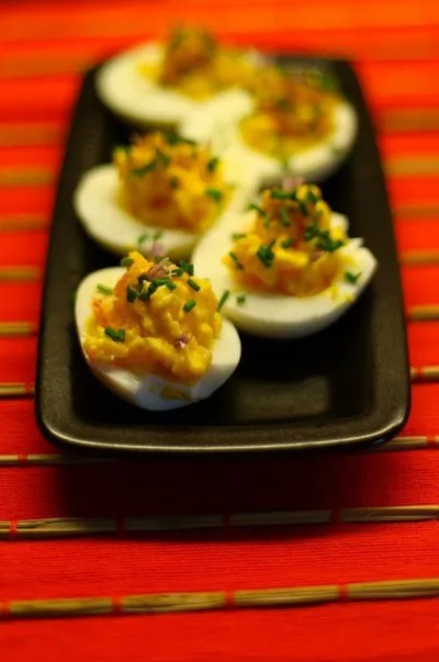 Фаршированные яйца с горчицей и зеленым луком