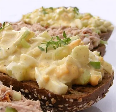 Яичный салат с сельдереем и горчицей