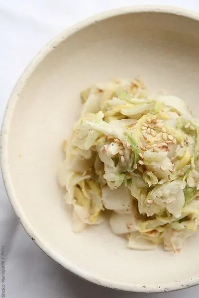 Теплый салат из капусты и яблока