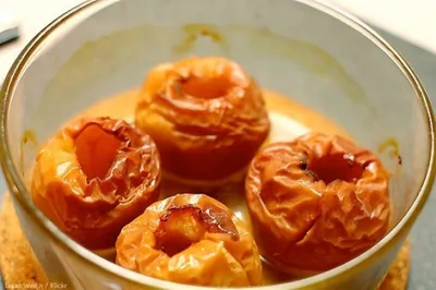 Печеные яблоки с корицей в белом вине