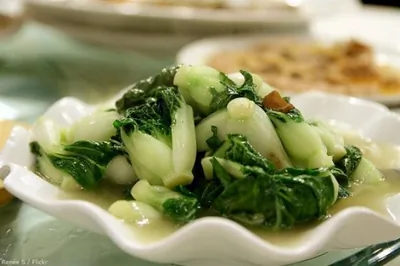 Жареный пак-чой с мирином и лимонной цедрой