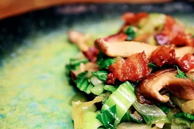 Пак-чой с грибами и кунжутом