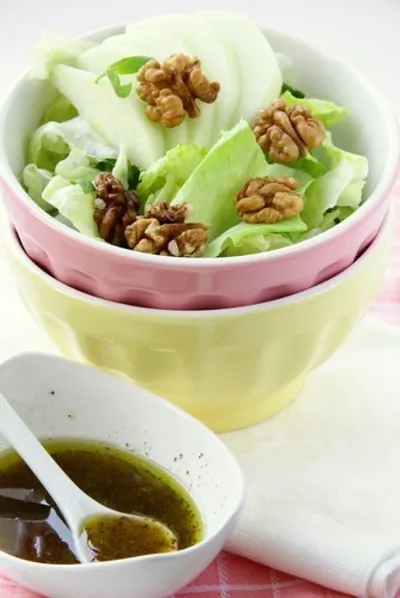 Салат с рукколой, грушей и грецкими орехами