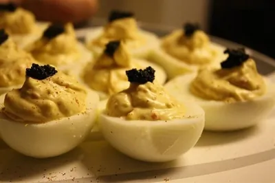 Яйца с лимонной цедрой и икрой