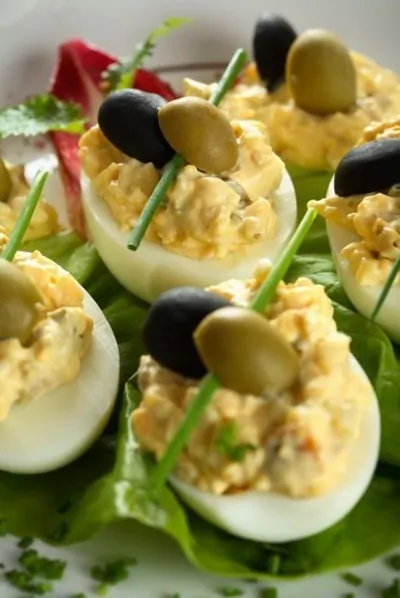 Фаршированные яйца с каперсами и анчоусами по средиземноморски