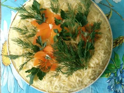 Слоеный куриный салат с грибами