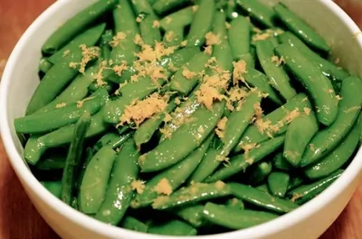 Зеленый горошек с апельсиновым соком и цедрой