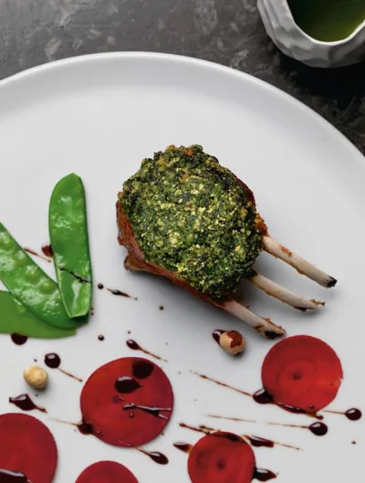 Баранья корейка в панцире из фундука и кинзы