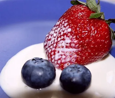 Голубика и клубника с лимонным соусом