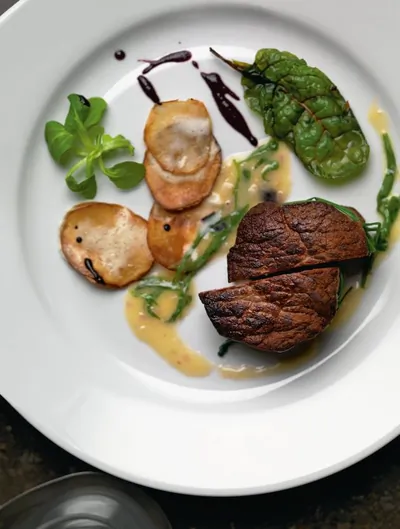 Филе миньон с мороженым из картофеля и йогурта