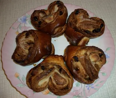 Плюшки с изюмом и корицей