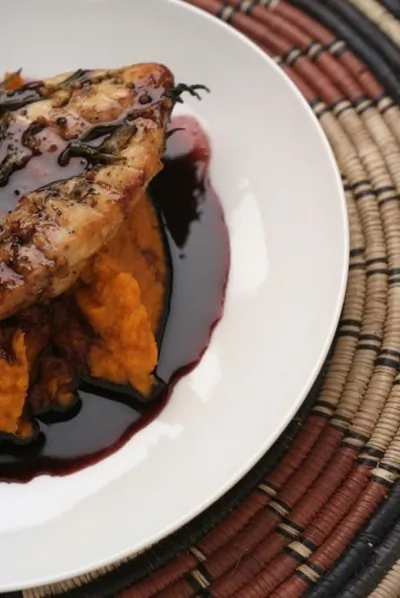 Маринад из красного вина с чесноком и розмарином