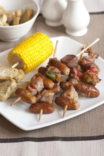 Свиные шашлыки с чоризо и луком