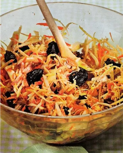 Капустный салат с черносливом и грецкими орехами