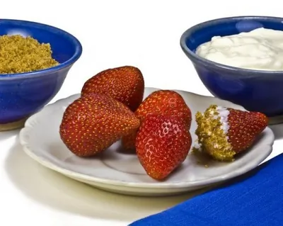 Клубника со сметаной и коричневым сахаром