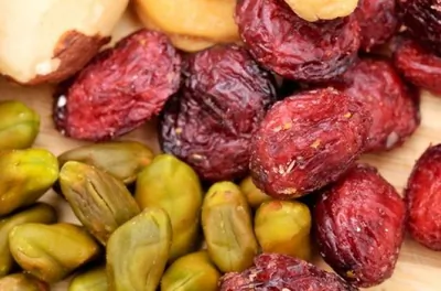 Закуска из фисташек и сушеной вишни