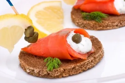 Крекеры с копченой форелью и лимонно-укропным майонезом