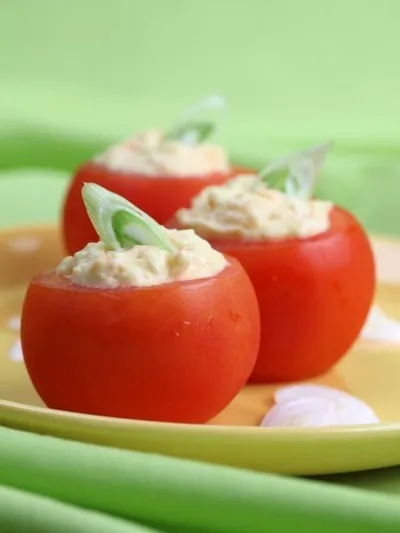 Помидоры, фаршированые творожно-овощным салатом