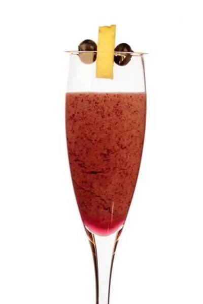 Черничный коктейль с имбирем и шампанским