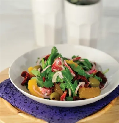 Салат из рукколы с оливками, вялеными томатами и салями