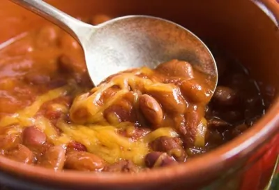 Быстрая закуска из фасоли под сырной корочкой