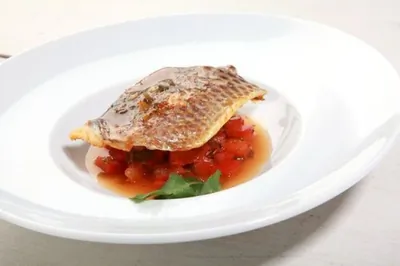 Жареный лосось под соусом сальса