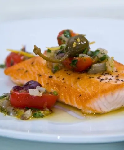 Запеченый лосось с томатами и маслинами
