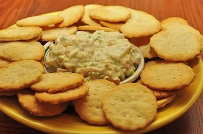 Кремовый дип из крабового мяса с лимонной цедрой