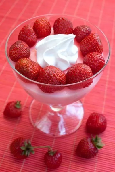 Клубничный крем со свежими ягодами