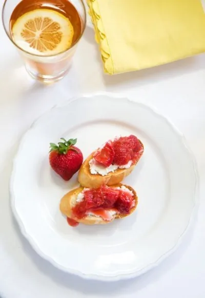 Брускетта с маскарпоне и свежей клубникой