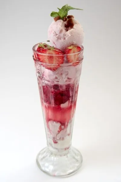 Санди с клубникой и малиной