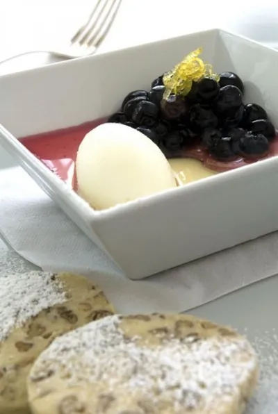 Лимонный шербет с ягодным компотом