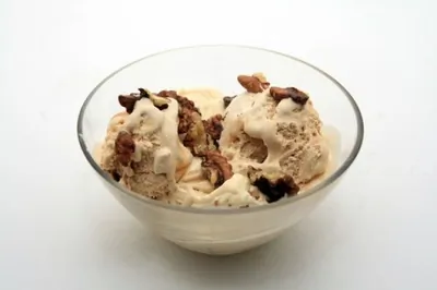 Санди с густым соусом из бурбона с орехами пекан