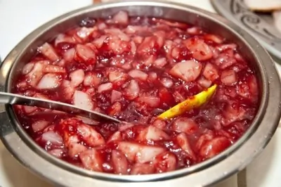 Чатни из ревеня с клюквой и красным луком
