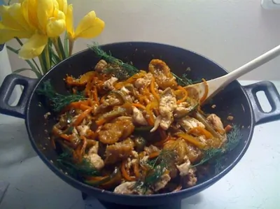 Отварная курица с соусом из овощей и клецками, жареными в китайской смеси пяти пряностей