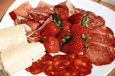 Хамон с клубникой