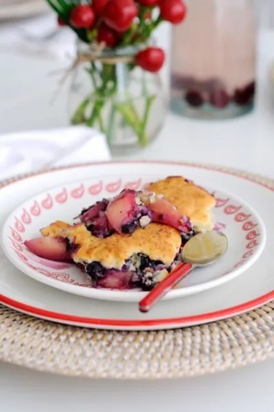 Персиково-черничный коблер