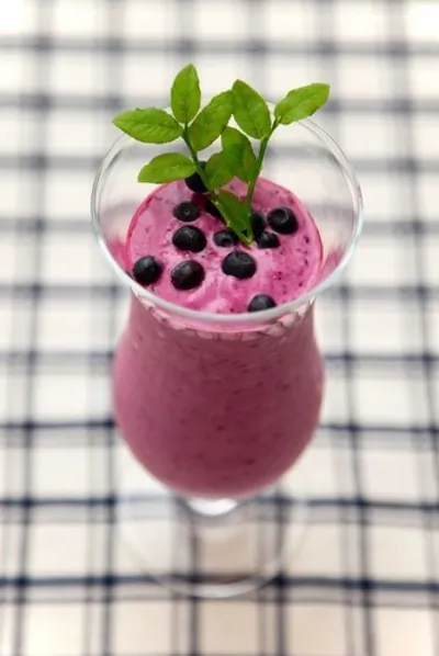 Йогурт со свежей черникой и лаймом