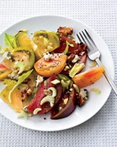 Салат из помидоров, голубого сыра и грецких орехов