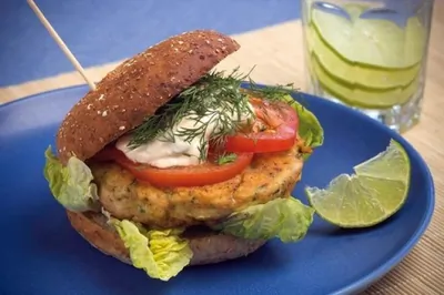 Быстрые бургеры с тунцом, латуком и помидором