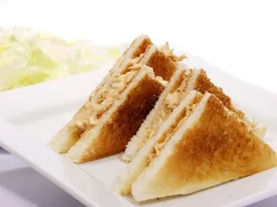 Быстрые сэндвичи с консервированным лососем и васаби