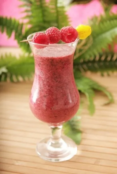 Смузи из авокадо и свежей малины