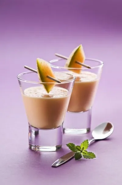 Дынный смузи с йогуртом и медом