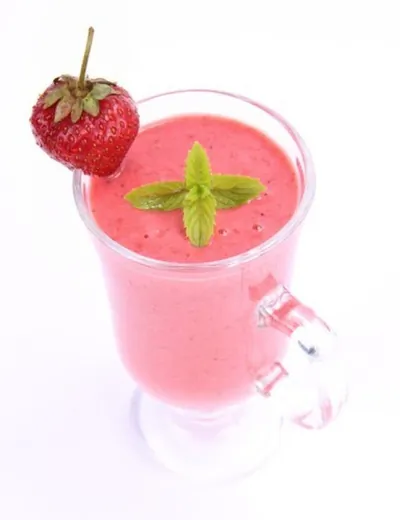 Ягодный смузи с яблочным соком