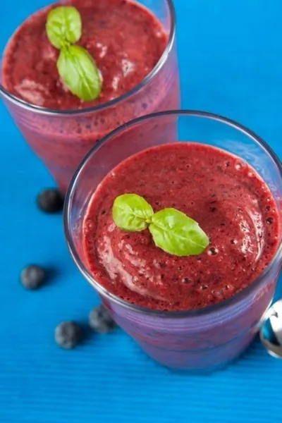 Смузи со свежими ягодами, бананом и корицей