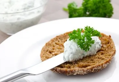 Легкий спред из феты с чесноком и зеленью