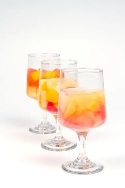 Персиковый кулер с белым вином