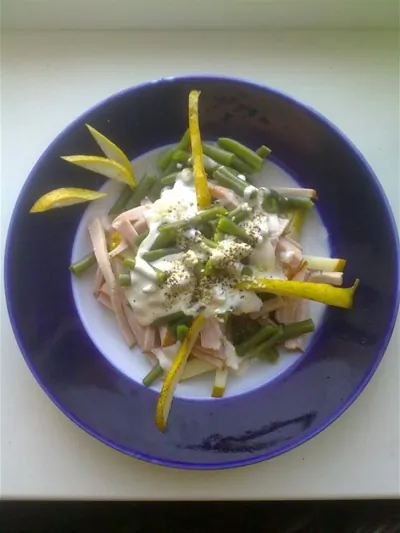 Салат из стручковой фасоли с грушами и карбонадом